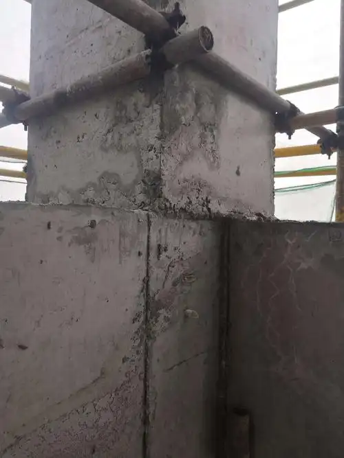 框柱偏移出现错台.