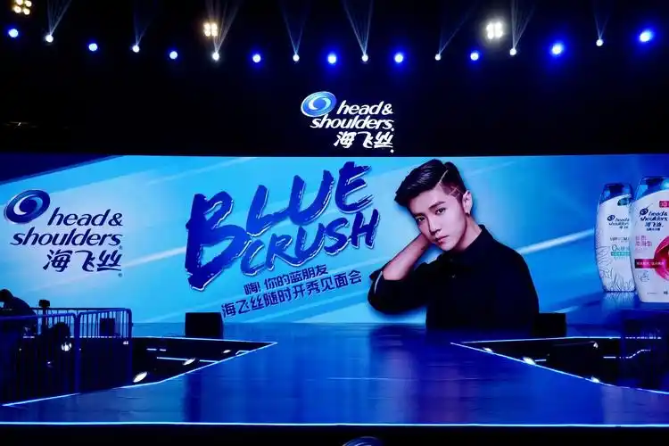 jstyle精美也到达了现场,见证了鹿晗与鹿饭们的亲密互动,现场更有粉丝