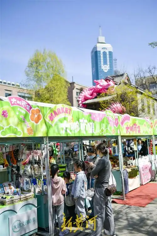 春暖花开催热露天市集文创唱主角满是文艺范儿