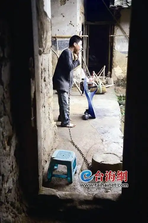 漳州南靖一名少年患病家人无奈用铁链锁了4年