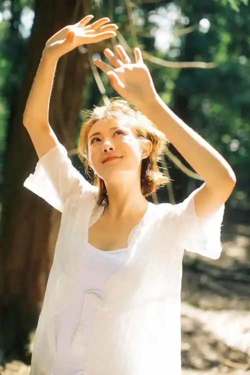 牟星曝初秋大片白衣清新展阳光笑颜