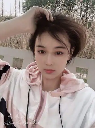 张馨予成名前旧照曝光,长发飘飘清纯文静,那时候她长这样