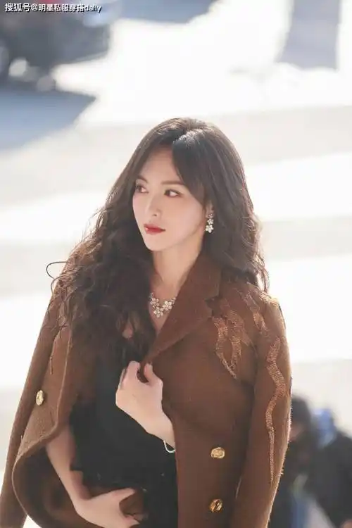 唐嫣小羊毛卷也太美了一身黑内搭复古高领毛衣牛仔裤好甜蜜啊