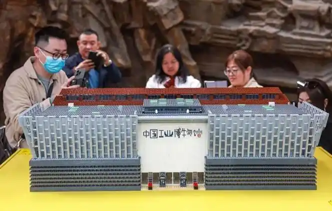 据了解,乐高版中国工业博物馆馆建模型是沈阳乐高探索中心拼砌大师