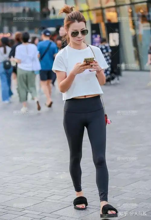 紧身裤美女:黑色紧身裤夏日搭配思路分享