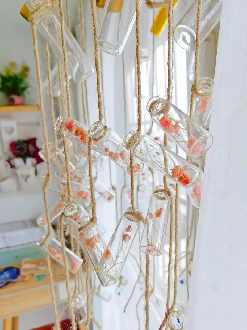 攒了两年的小瓶子终于用上了,陪儿子做手工风铃 材料:4mm麻绳,各种小