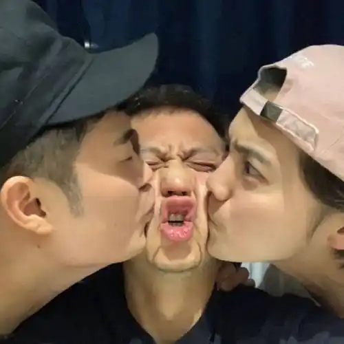 鹿晗连续9年为邓超庆生,画风幽默风趣,展示"父子情深"_照片_显得_形象