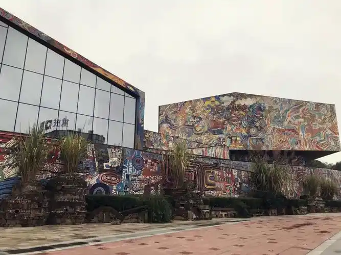 罗中立美术馆整个美术馆建筑群像是围合式院落空间灵动而自由外立面被