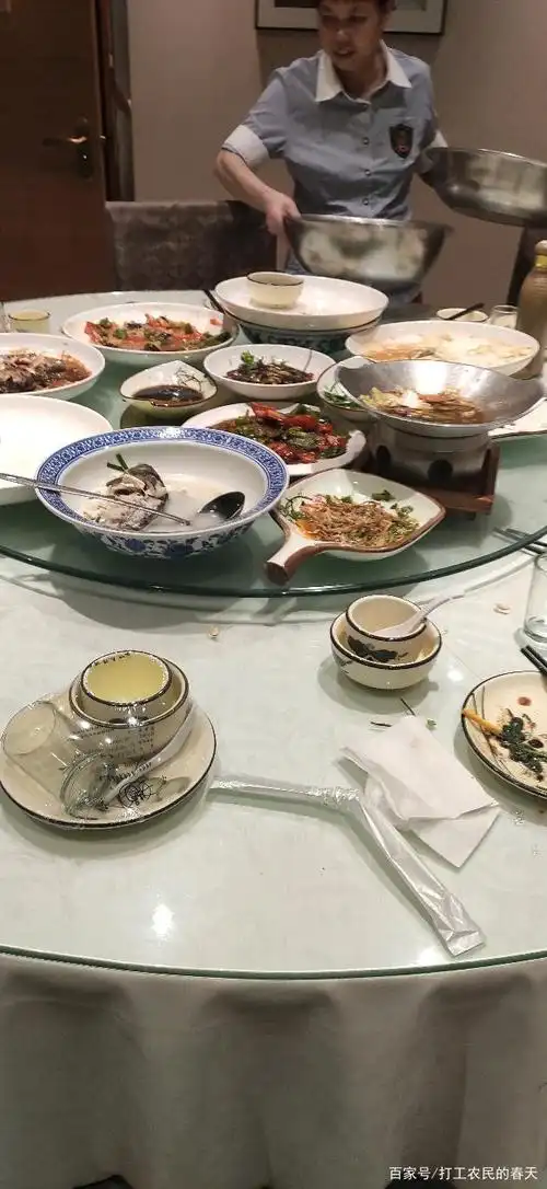 客人吃完饭没买单就走,老板该不该扣服务员的钱?这个责任由谁负