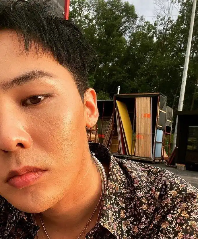 组图:权志龙久违营业晒怼脸自拍 无滤镜状态下肤质引热议