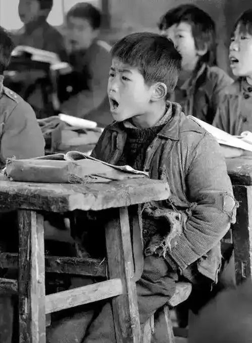 我牢记爷奶的教诲,上小学时虽犹豫不想去,但想帮爷奶下地挣工分,尽管