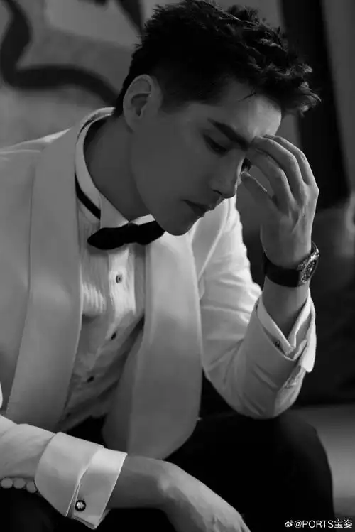 英姿挺拔,演绎绅士翩雅风范  #ports漫游者#音乐剧演员,歌手@阿云嘎