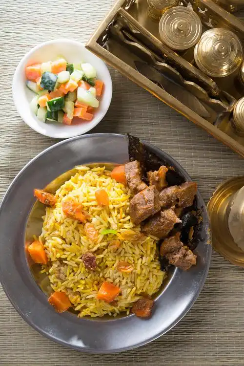 中东地区的食物,阿拉伯米饭,肉和胡萝卜在碗中的饭.中东地区的食物