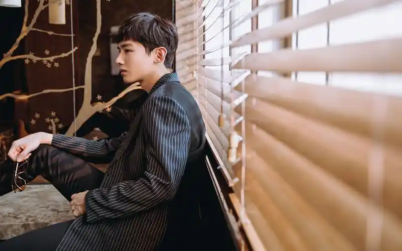 白敬亭帅气西装写真图片壁纸