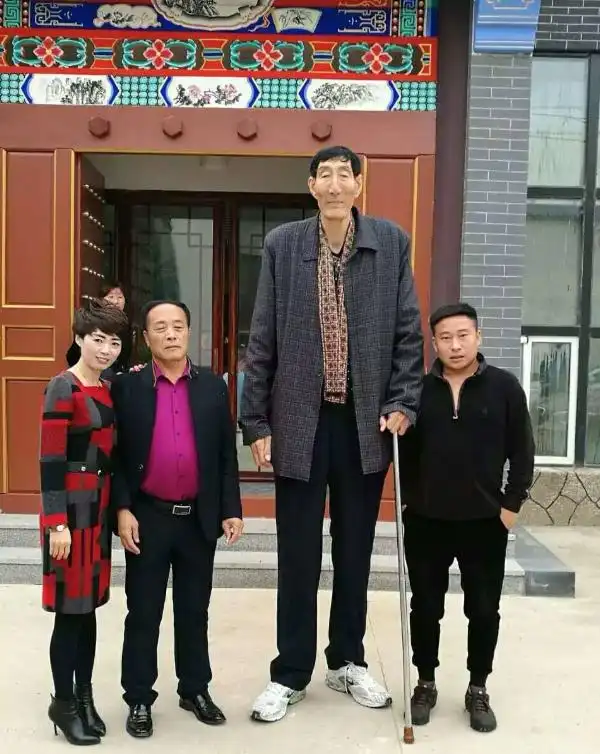 中国第一巨人鲍喜顺12年前不听医生劝阻执意生子如今一家怎样