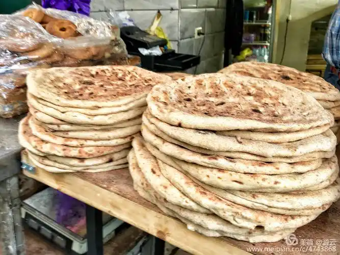 阿拉伯大饼,特别爱吃这种饼,越嚼越香,类似新疆的馕,但馕比它更好吃.
