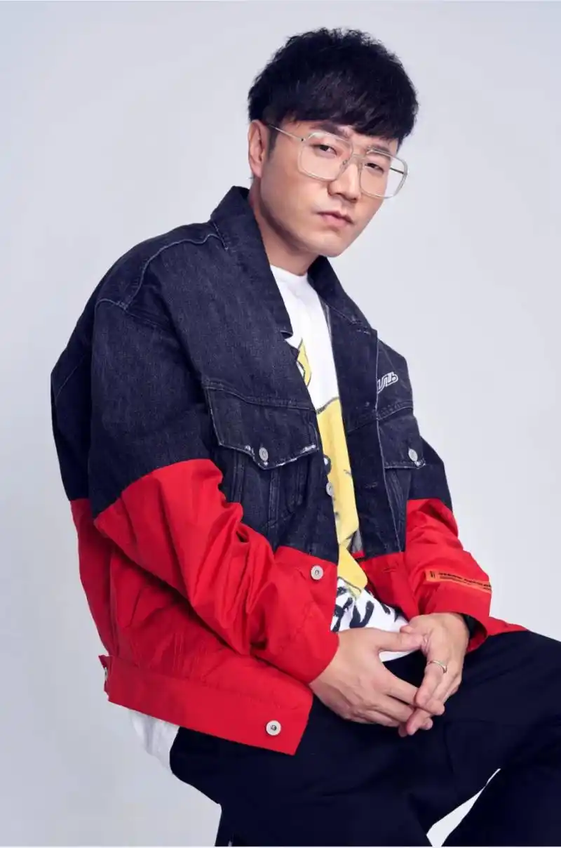 他是四川音乐学院的副教授,在音乐领域有着广泛