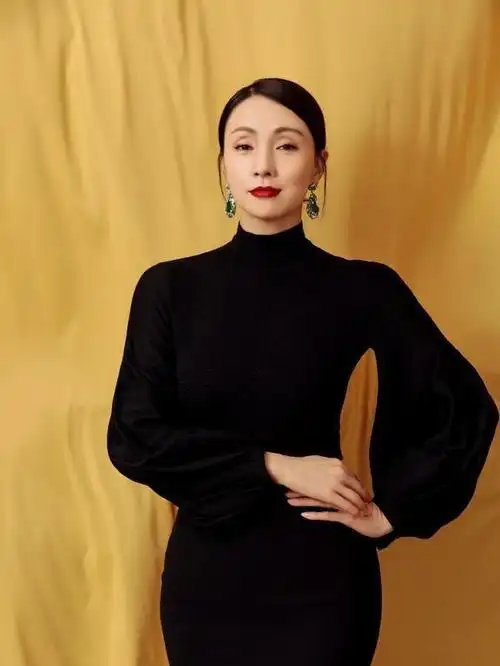 47岁陶虹身材真丰满,一袭黑色礼裙藏不住凹凸感,腰臀比堪称完美