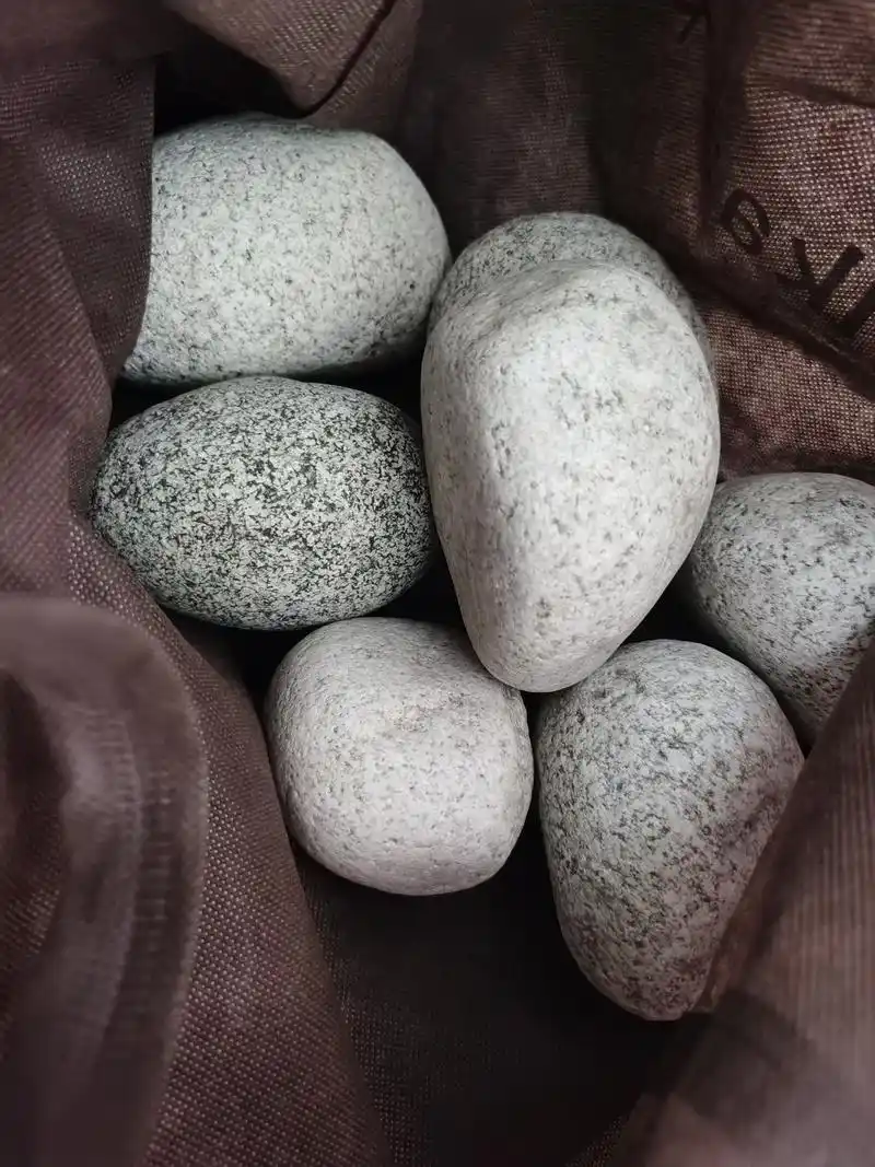 芝麻灰鹅卵石批发,芝麻灰3-5cm鹅卵石图片,学校鹅卵石铺地图片