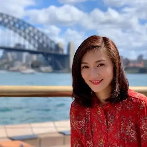 她被称为最美主持人,却突然5分钟内全身瘫痪,如今44岁无人敢娶