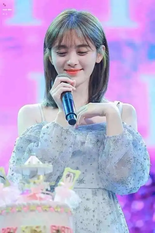 23岁的鞠婧祎是娱乐圈清纯可爱的代表,齐肩的短发搭配空气刘海,让