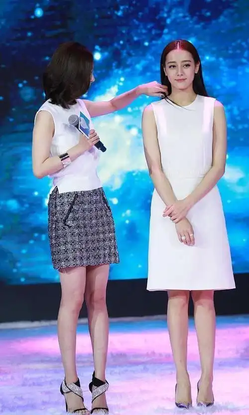 迪丽热巴和杨幂同框穿白裙看着好青涩有点婴儿肥还挺可爱的