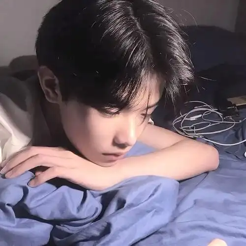 头像丨男生有人在夜市或小吃摊的烟火气中长歌纵酒