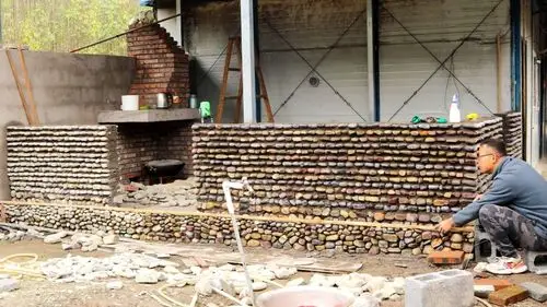 小伙自建景观墙耗费整整10天用掉7车鹅卵石这效果太震撼了