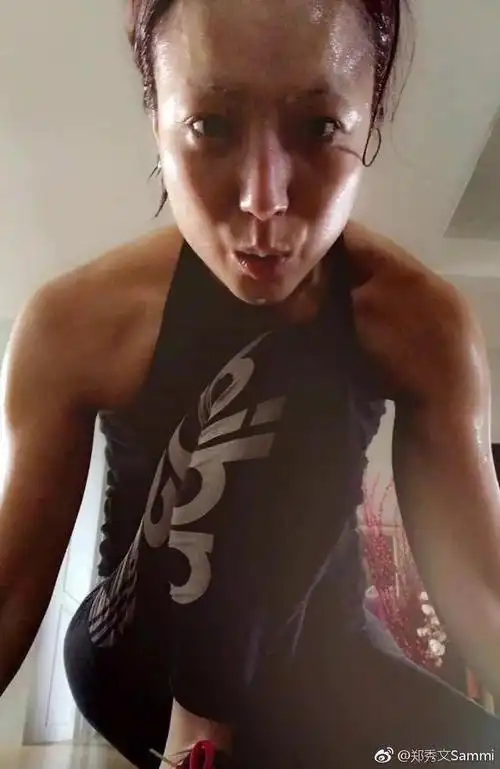 的素颜健身照看到自己自拍之后"丑样"郑秀文会忍不住自嘲:"运动完好丑
