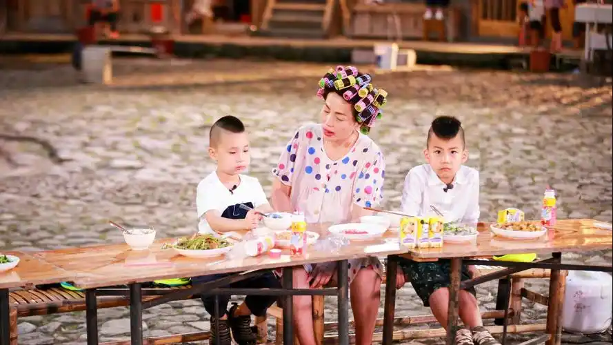 爸爸去哪儿3石榴姐剧照壁纸爸爸去哪儿3综艺节目石榴姐苑琼丹win10