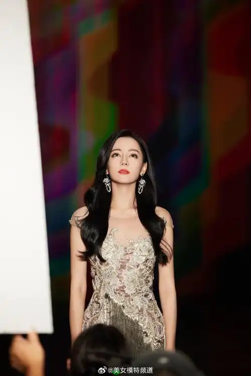 迪丽热巴全新写真大片百变穿搭