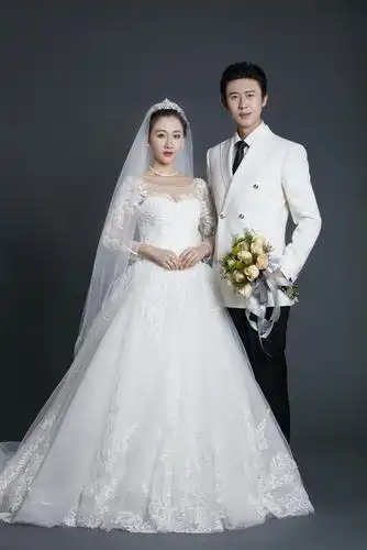西式婚礼新人搭配为婚纱 礼服,无论是阔摆婚纱,还是鱼尾婚纱,搭配