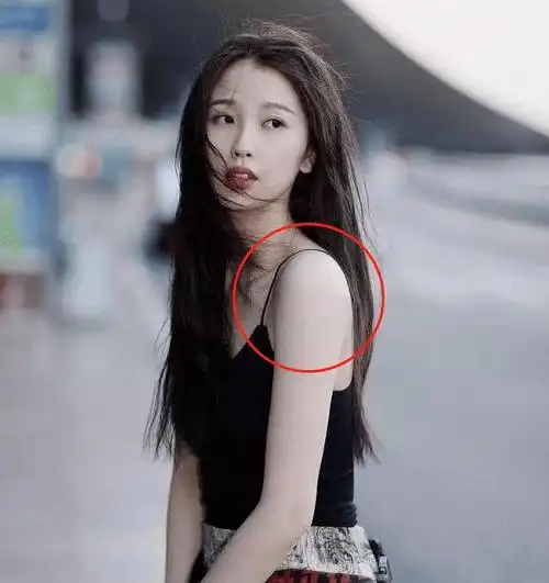 虞书欣仅用两根线撑起吊带,看清她的身材后,男粉瞬间不淡定了
