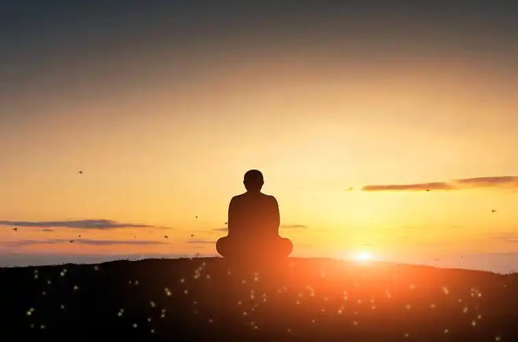 露天打坐的和尚