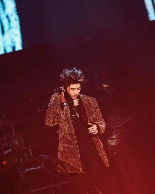 蔡徐坤的新舞台带着玫瑰来了##蔡徐坤artlab年度仪式感