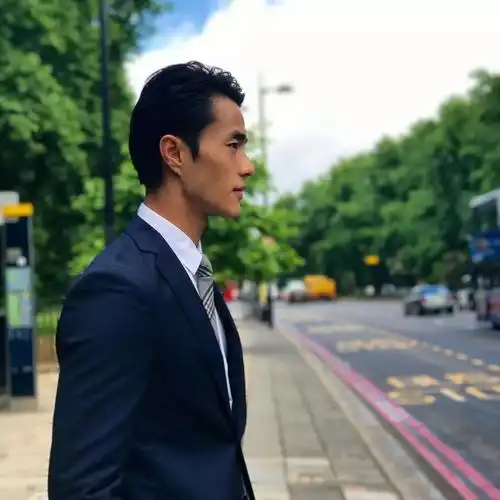 韩国男模朴成镇坏痞的形象让人欲罢不能