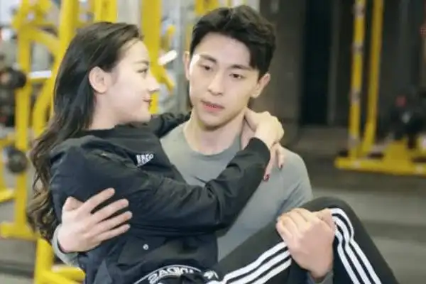 也有公主抱这样的戏份,但没想到看上去很瘦的迪丽热巴,却让周渝民没有