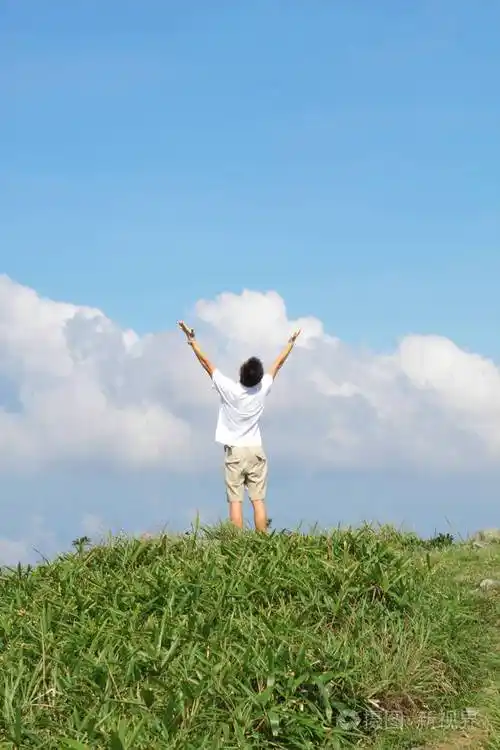 天空的会议在高山区与手抬上男人