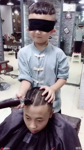 6岁男孩蒙眼剃光头,被称全网最小tony