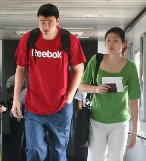 网易首页>网易号>正文申请入驻> 而叶莉则一直默默支持着他,在家庭中