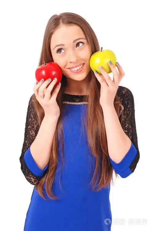 年轻女孩拿着附近的脸苹果