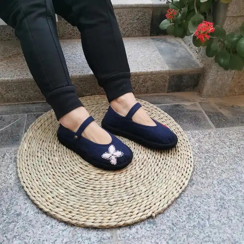 一字扣绣花鞋纯手工千层底#手工布鞋加工厂 #布鞋千层底 #手 - 抖音