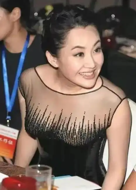 其中,一个镜头独树一帜,那就是摄影师对许晴的侧影尤为钟情,尤其是她