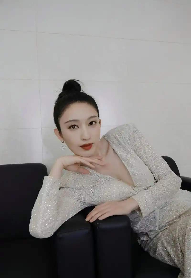 明星# #张俪#  张俪一袭深v闪钻礼裙,唯美优雅好迷人.