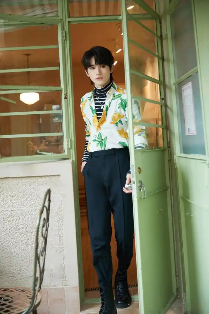 消息宋亚轩出席dior2021成衣大秀矜贵小少爷穿上花衬衫初入名利场