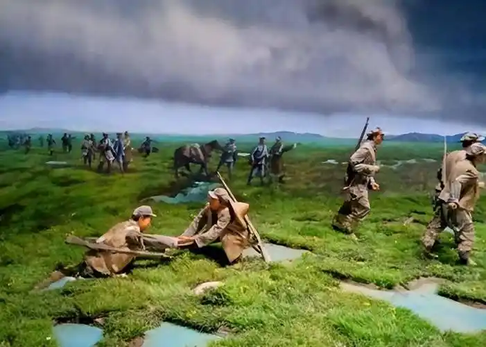 13岁小红军过草地时,因尿急去方便,回来却发现茫茫草地空无一人_罗玉