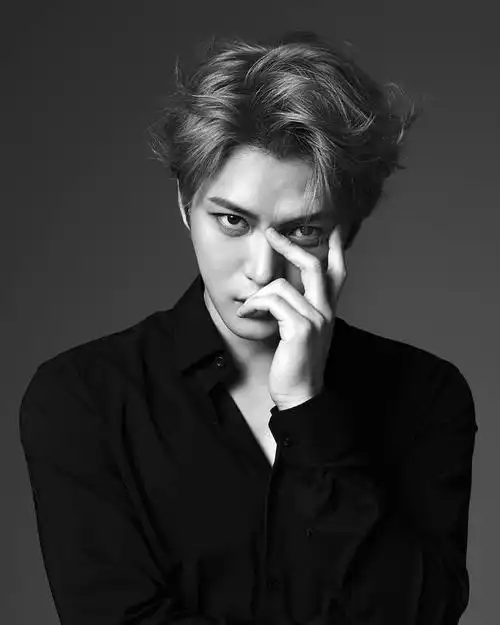 金在中黑色西装搭破洞裤现身机场犯困歪头杀萌到炸帅得过分