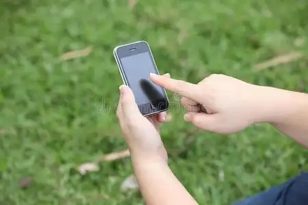 用手指握住用手握住智能手机和食指照片