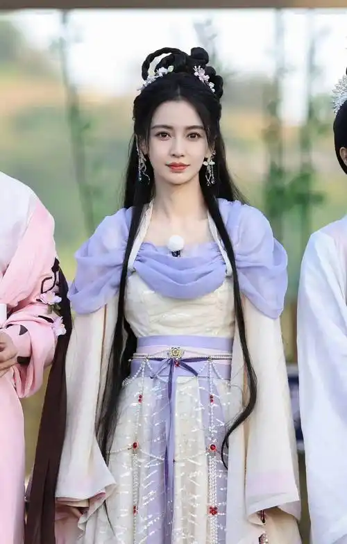 杨颖时尚造型合集:艳丽迷人,优雅唯美