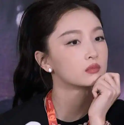 周冬雨生图变化大,脸部僵硬意外撞脸倪妮,被指填充过度